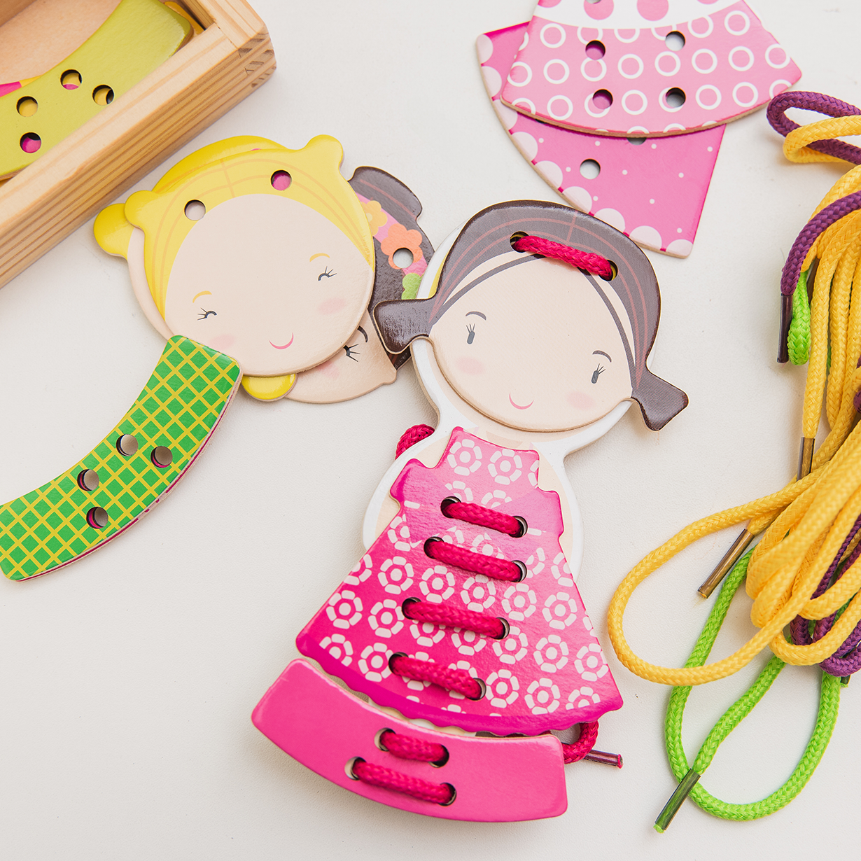 JUEGO DE EXPLORACION Y PASADO EN MADERA "LACING GIRL" - ARTI CREATIVO