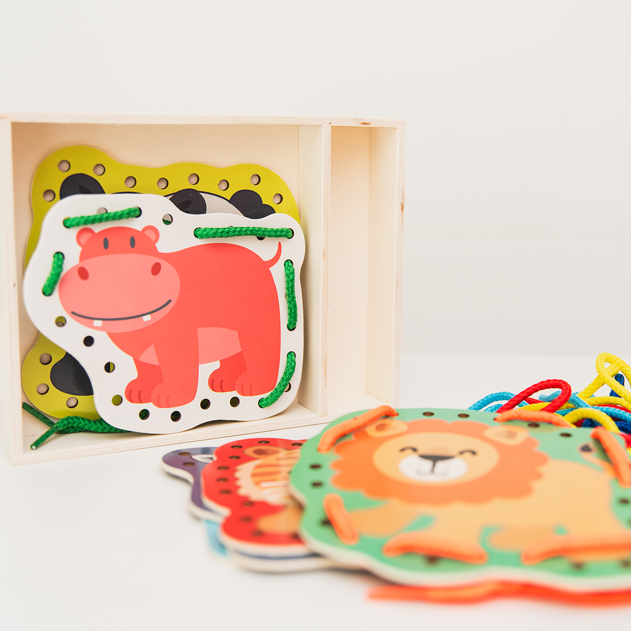 JUEGO DE EXPLORACION Y PASADO EN MADERA "LACING ANIMALS" ARTI CREATIVO