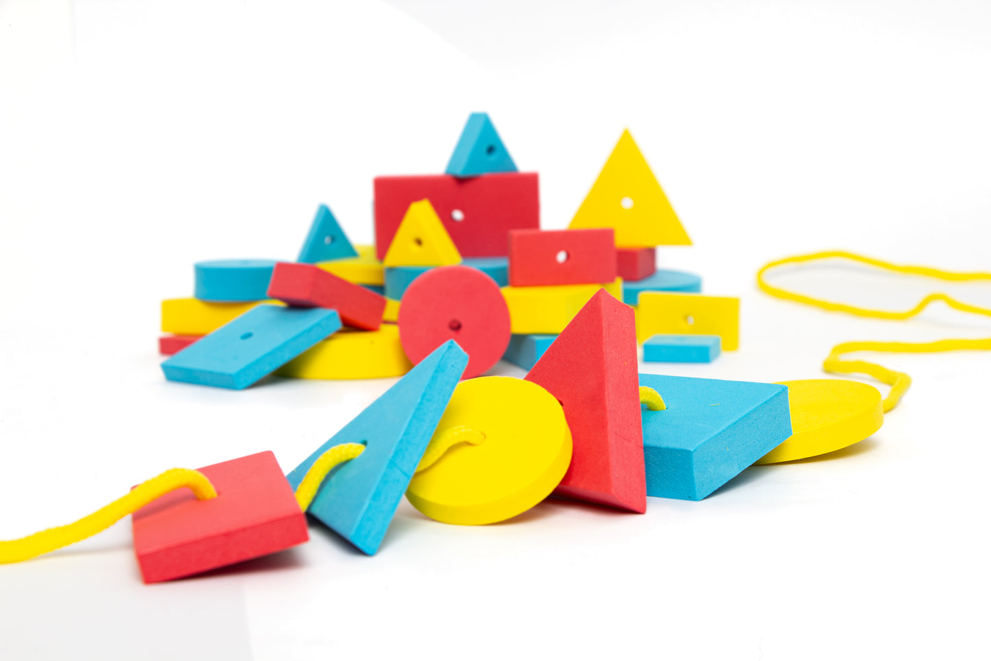 JUEGO DE EXPLORACION Y ENHEBRADO EN GOMA EVA "BLOQUES LOGICOS" DE ARTI CREATIVO X 48 PZAS.