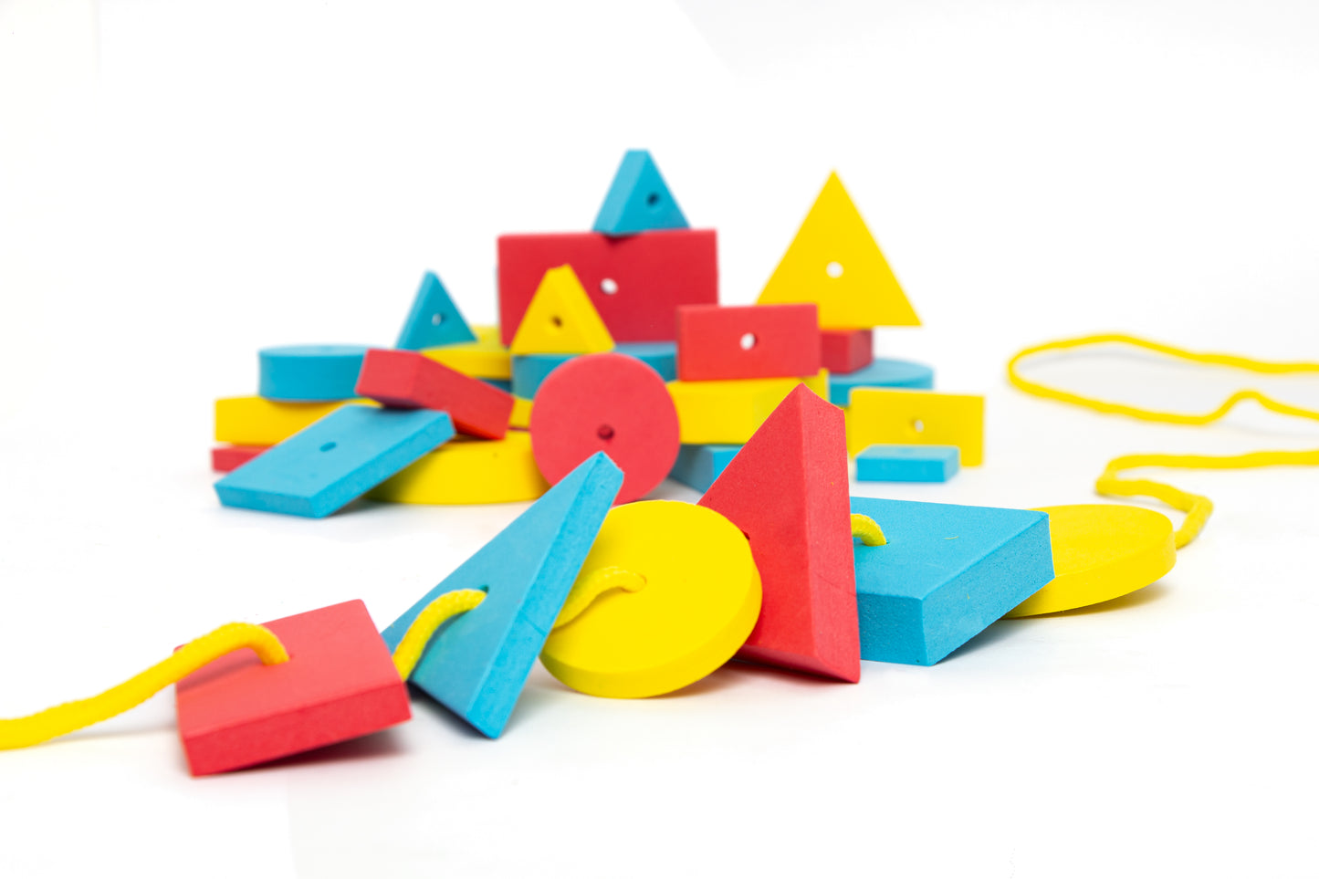 JUEGO DE EXPLORACION Y ENHEBRADO EN GOMA EVA "BLOQUES LOGICOS" DE ARTI CREATIVO X 48 PZAS.